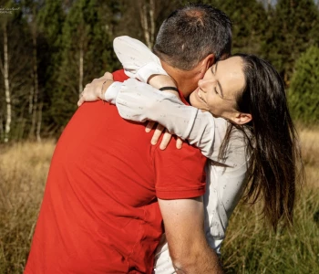 Couple s'enlaçant tendrement dans un cadre naturel