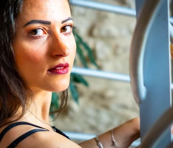 Portrait d'une jeune femme aux cheveux foncés et au regard figé