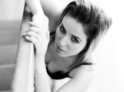 Mère et fille complices avec leur cheval et leur chien dans un champ verdoyant