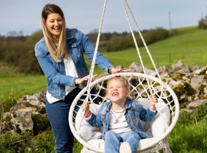 Groupe d’amis s’amusant ensemble en portant des vêtements assortis